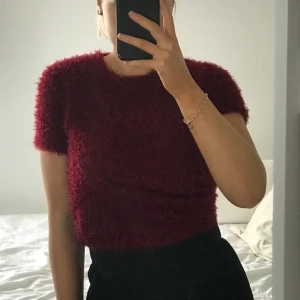 Mysig fluffig croptop från Zara - Såååå fin och mysig croppad tröja från Zara. Kommer inte till användning då det inte är min stil 🥺