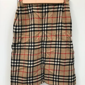 Faux Burberry kjol - Köpt på Beyond Retro, jättefin men är för liten för mig. Köparen står för frakt :)
