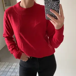 Mjuk och skön röd tröja från Gina Tricot! Aldrig använd. Priset går att diskutera och frakt tillkommer 💕