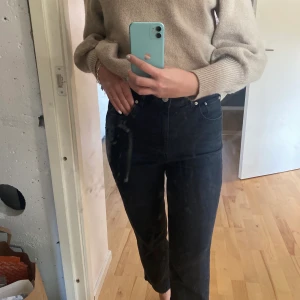 Straight leg jeans - Ett par helt oanvända straight leg/mom jeans från Gina. Är så stretchiga och sköna!!✨💕