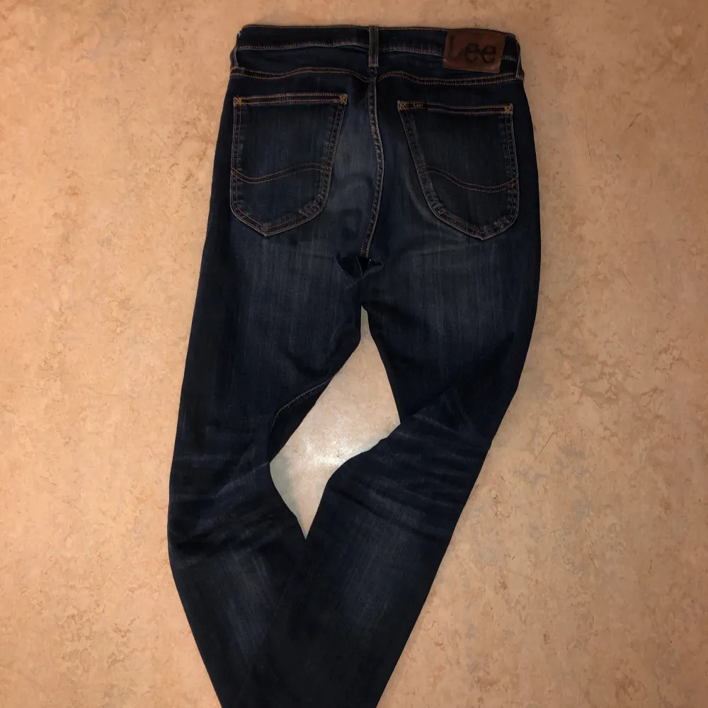 Riktigt fina jeans från Lee till säljes pga för små. NYPRIS: 999 kr men säljs för 199 kr där pris samt frakt kan diskuteras! Sparsamt använda, tvättade ett fåtal gånger W28 L32 OBS: Mer info på sista bilden! FÖRSLAG PÅ PRIS TAS GÄRNA EMOT!. Jeans & Byxor.