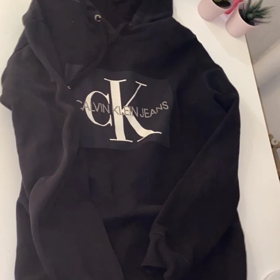 En svart hoodie från Calvin Klein i storlek S. Köparen står för frakt på ca 70 kr. :) Orginalpris-900kr.                                  Vid snabbt köp kan jag sälja hoodien+ frakten för 400.. Hoodies.