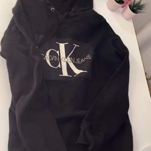 En svart hoodie från Calvin Klein i storlek S. Köparen står för frakt på ca 70 kr. :) Orginalpris-900kr.                                  Vid snabbt köp kan jag sälja hoodien+ frakten för 400.