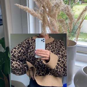 Stickad tröja  - Sååå skön och snygg stickad tröja med snygg passform, och den sticks inte alls! Använd fåtal gånger. Frakt på 79kr tillkommer 