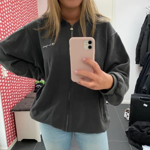 Hoodie strl XL - Super snygg oversized hoodie från Champion! Strl XL, Second hand. 300 kr