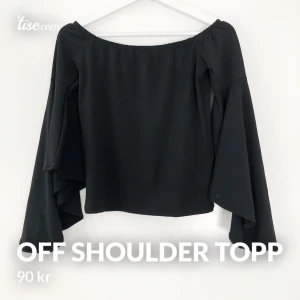Off shoulder topp - Snygg off shoulder topp med volangärmar! Endast använd en gång, så i fint skick! Storlek 34. Frakt på 44kr tillkommer 📦
