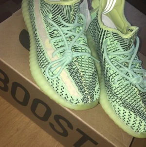 Yeezy Yeezreel  - Vann på insta sida! Äkta såklart. Har ej kvitto med sig Box och Tags Finns, använda 5-6 gånger så lite smutsiga på undersida men annars jätte fina. Skicket 8,5/10🙌🏼   Säljs för 1100kr (lite billigare vid snabb affär) sälj för 250$ på stockX & retail 220$