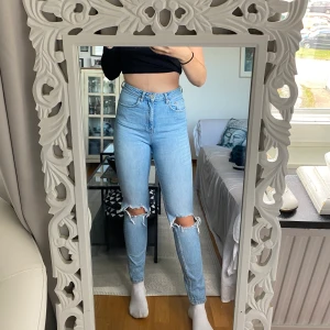 Ljusa jeans med hål på knäna - Säljer dessa skitsnygga jeansen i en ljus tvätt med hål på båda knäna! 💗 Frakten ingår i priset!