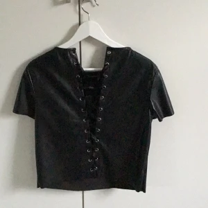 Lädertröja  - Fin tröja i fusk läder med snörning baktill!! Strl 36... 60kr frakt