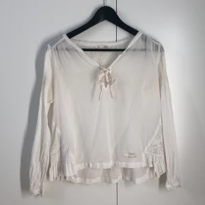 Odd Molly tröja  - En långärmad Odd Molly tröja i fint skick. Inga skavanker, använd fåtal ggr. Nypris ca 1200kr. Jag kan mötas upp i Göteborg eller frakta men det tillkommer en fraktkostnad. Det är bara att buda! 