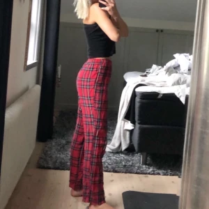 Röda pyjamasbyxor - helt vanliga basic, man kan få med en överdel till om man vill, en exakt likadan fast skjorta, perfekt till julen 