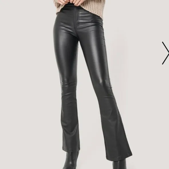 Säljer mina svarta skinnbyxor som är bootcut, det är i stl 40 men inte så stretchiga så passar S/M. . Jeans & Byxor.