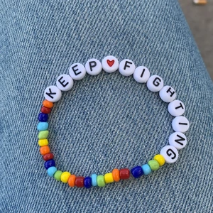 Budskapsarmband  - 💗 Hjälp mig att hjälpa andra 💗 Jag säljer egengjorda armband ! Du får själv välja vad som ska stå på och vilka/vilken färg du vill ha 🤩. Väljer du en text som har med psykisk ohälsa/ätatörningar så skänker jag 50% till välgörenhet. 40kr/st INKLUSIVE frakt😘