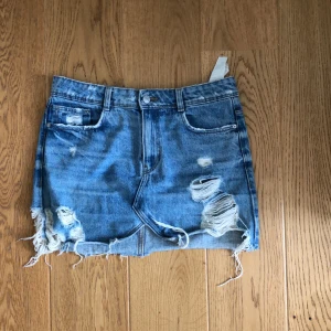Zara jeanskjol storlek s - Liten ganska kort kjol från zara. Har verkligen älskat den här kjolen men den är tyvärr för kort för mig nu:( säljer för 50 kr