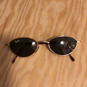 Solglasögon - Begagnade fake ray-bans. Kan ses i stockholm eller så tillkommer frakt på 22:- 
