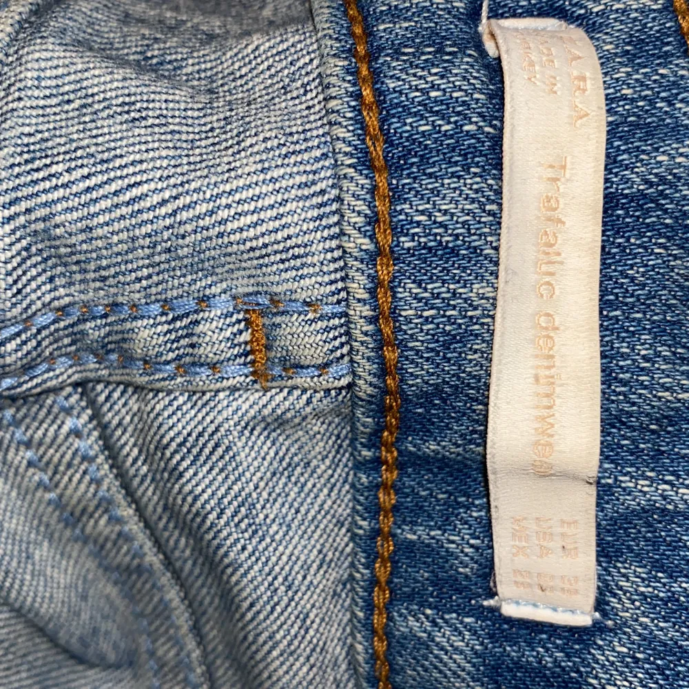snygga zara jeans med frans nertill. säljer eftersom de inte riktigt passar min stil längre. frakt tillkommer💕. Jeans & Byxor.