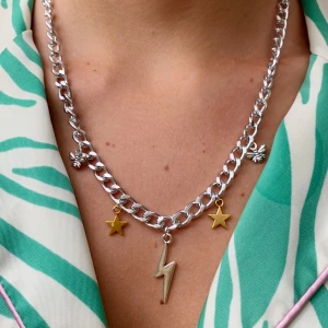 Blixt/Bee Necklace  - Underbart halsband med blandade berlocker, finns endast i begränsat antal. 139kr inklusive frakt ⚡️