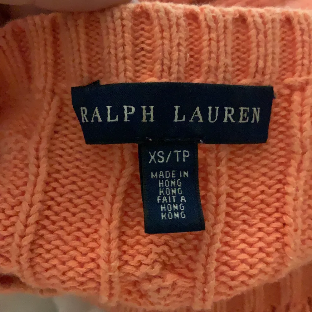 Säljer nu denna superfina tröja från ralph lauren, den har en så himla fin färg. Tröjan är i jättebra skick!🥰 storleken är i xs . Stickat.