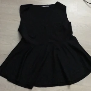 Linne - Svart linne, djup v-ringning