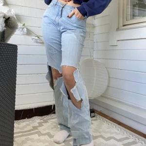 Håliga jeans!  - Fina jeans med stora hål, sitter som 34-36 i midjan. Säljer för att jag har alldeles för mycket jeans just nu! 