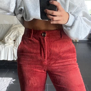 Röda manchesterbyxor - Röda manchesterbyxor från Zara i rak modell. Vänster ficka har hål i sig men det är lätt att sy, annars bara använda ett fåtal gånger. Frakt tillkommer.