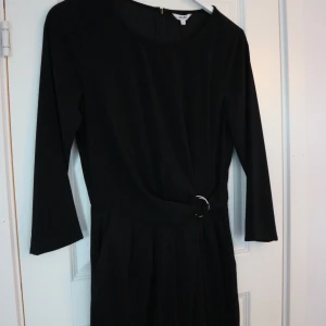 mbyM playsuit - Säljer en märkes playsuit med trekvarts ärmar, drapering framtill och ett bälte i midjan.  Aldrig använd, prislappen är kvar! Storlek: S Köpt för: 1199kr Säljs för: 350kr