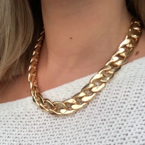 Guldkedja halsband - En guldkedja som är lite tjockare, kommer tyvärr inte till användning längre!😞💕 köpare står för frakt