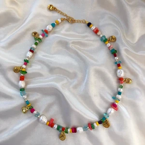 Färgglatt halsband - LATEUS 🌈 RAINBOW glas, howlitestenar och sötvattenspärlor 🤩 frakt 11kr💓 Dm:a vid intresse #bonanza 