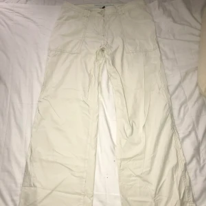 vida y2k cargopants - Vida och långa cragopants y2k! Ecru / off white färg! Konstrats sömmar och Lågmidjade! Riktigt coola och trendiga. Blir aldrig använda tyvärr. Frakt inte inkluderat i priset.