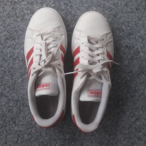 Adidas sneakers - Vita/ rödrosa adidas använda ca 10 ggr. Mycket bra skick! Köpta i USA.