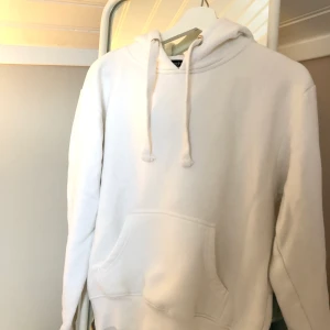 vit hoodie - vit hoodie från bohoo i storlek S/M. aldrig använd, köparen står för frakt