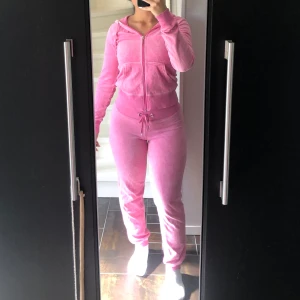 Mjukisdress  - Skön mjukisdress från Cubus, koftan är storlek XS och byxorna är storlek S. Du betalar frakt.