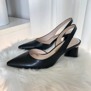 Snygga svarta pumpsliknande skor. Stl 38. Använda 1 gång. Som nya.  - Väldigt fina svarta pumpsliknande skor stl 38. Som nya använda 1 gång då jag köper för mycket skor och ej hinner använda allt. Behaglig klack. Rem ovan häl så slipper man få skoskav där. Köpta på Zara. Snygga sommar höst å vinter. Till jeans, klänning eller kjol. Du väljer. Alldagliga stilrena å snygga. 