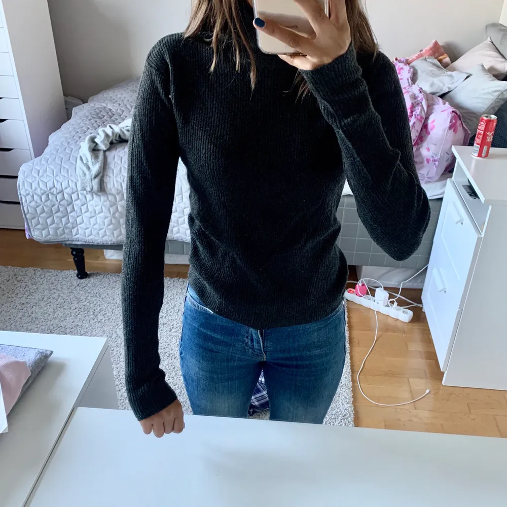 En jätte fin turtleneck från pull and bear. Fint skick💕 storleken är väldigt liten, står att det är en L men passar en xs/s 💕 frakt tillkommer på 30kr. Stickat.