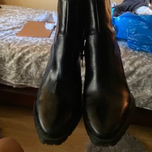 Höga skor från H&M - Ett par höga skor från h&m. Sparsamt använda, i storlek 39. Fina till hösten!