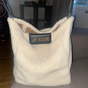 Moschino handväska - Säljer min väska som är slutsåld överallt, köpt för 1000kr. Fungerar perfekt som skolväska då den rymmer båda dator mm. Cond 7/10 💕 