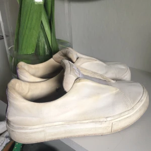 EYTYS - Supersköna å enkla eytys, använda, men i fint skick. Små slitningar det bak men inget man tänker på. Påse skickas med i köpet. Går att tvätta, har själv bara inte haft orken till det. 🥰