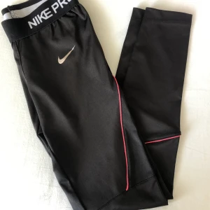 Nike träningstights - Storlek M men passar bättre en S/XS. Snygga och sköna. Skriv privat så skickar jag bild på hur de sitter på :)