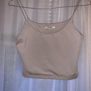 Topp - Topp croppad, det är en storlek M men tycker att den passar S/xs också 