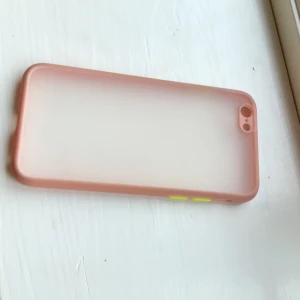 Mobilskal - •Mobilskal med rosa kanter, nästan genomskinlig baksida och volymknappar samt avstängningsknapp i neon•💚💖 du står för frakten.💵✨ iPhone 6