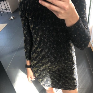 Bodycon klänning från Zara stl S - Guldmönstrad / guldglittrigt mönstrad bodycon klänning från Zara till festerna i vinter. 