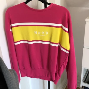 Sweatshirt  - Oversized sweatshirt från Na-Kd. Väldigt fint skick! Storlek s men eftersom den är oversized passar den större storlekar också