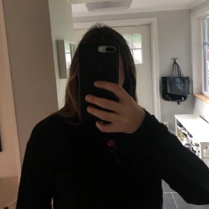 Sweatshirt med en ros - Frakt tillkommer