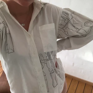 Vit skjorta från WERA med coolt mönster - Supersnygg skjorta, köpt på Åhlens. Använd fåtal gånger, skönt material!! 