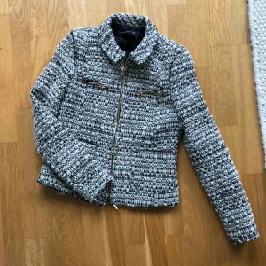 Jacka Zara  - Chanel-inspirerad jacka från Zara med gulddetaljer  