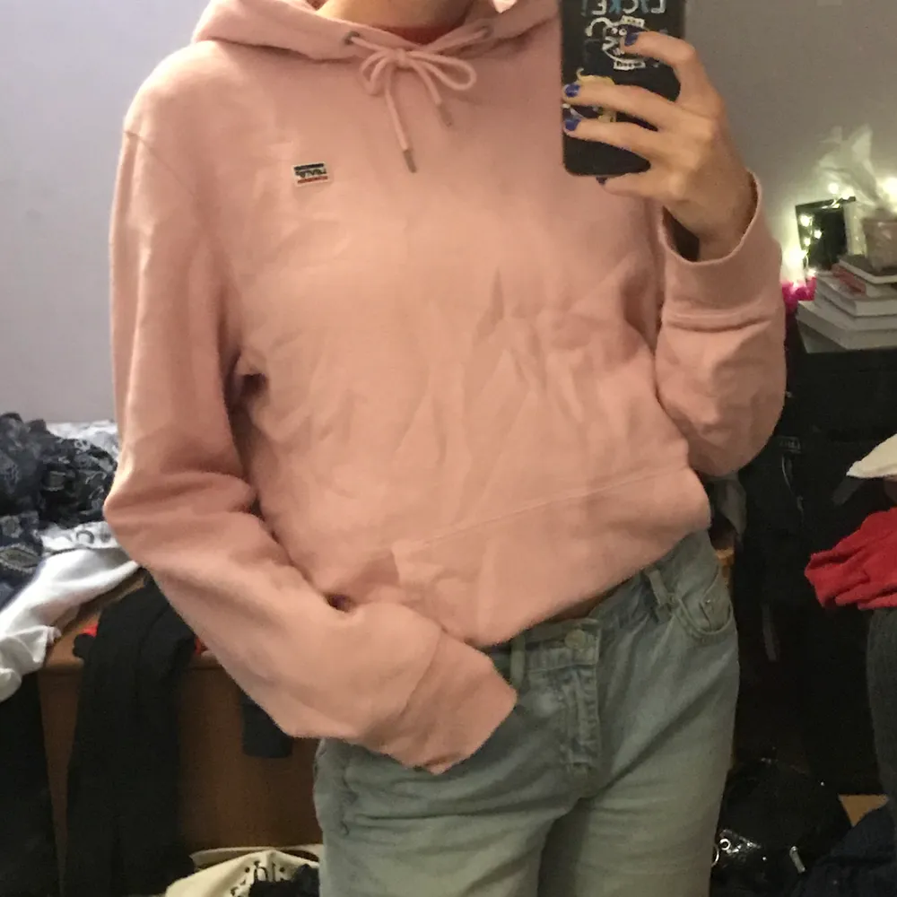 Supersnygg rosa levi’s hoodie knappt använd! Herrstorlek därav oversized på mig som vanligtvis bär S/XS. Nypris: 699kr köpt på carlings för några år sedan. Möts gärna TC området eller fraktar. . Tröjor & Koftor.