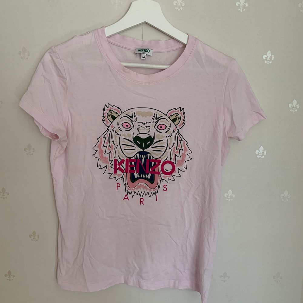 En äkta kenzo t-shirt i rosa.                                                         En fin kenzo t-shirt som är använd fåtal gånger alltså i väldigt bra skick. . T-shirts.