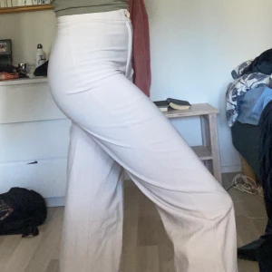 Beige, vida kostymbyxor - Säljer dessa beige vida kostymbyxor i ganska tunt tyg. Knappt använda och i mycket fint skick. Möts i slussen/nacka eller så tillkommer frakt :)