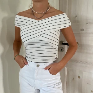Of shoulder linne - Super fint linne, köpt i Italien. Säljer för att det inte kommer till användning. Ribbat material. Nyskick, frakt ingår 💕