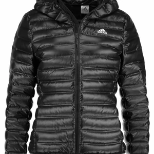 Jacka - Perfekt jacka att träna i från adidas. Storlek xs-s. Vatten och vindtät. Ny pris 899kr